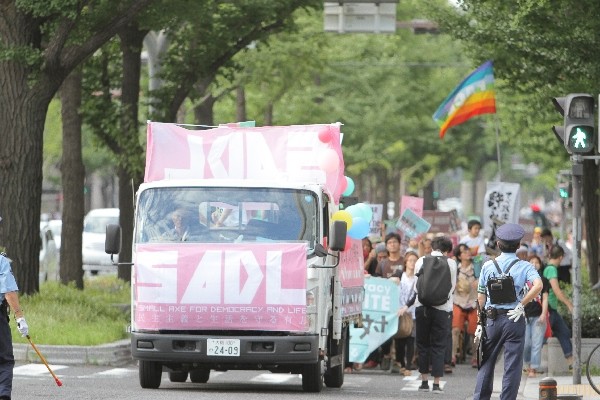 「SADL×SEALDs KANSAI『戦争法案』に反対する関西デモ」より＝2015年7月19日、撮影・橋本正人