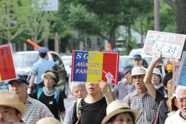 「SADL×SEALDs KANSAI『戦争法案』に反対する関西デモ」より＝2015年7月19日、撮影・橋本正人