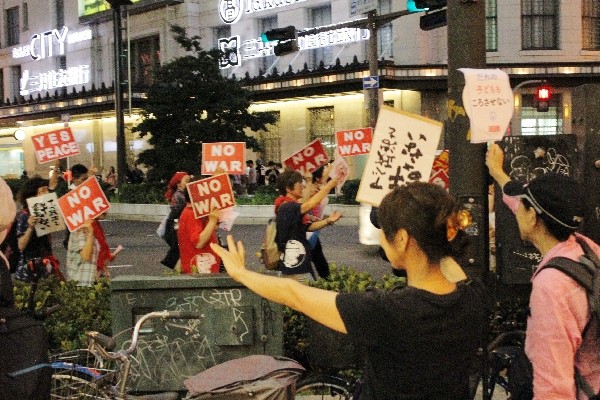 「戦争反対！　愛と平和の女子パレ」より＝2015年7月19日、撮影・橋本正人