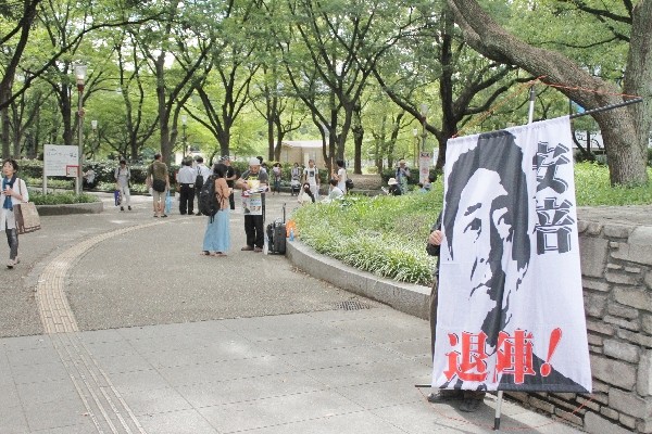 「SADL×SEALDs KANSAI『戦争法案』に反対する関西デモ」集合場所にて＝2015年7月19日、撮影・橋本正人