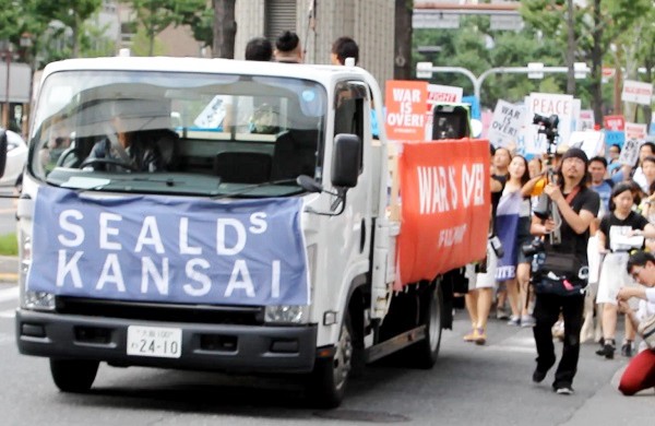 「SADL×SEALDs KANSAI『戦争法案』に反対する関西デモ」より＝2015年7月19日、撮影・橋本正人