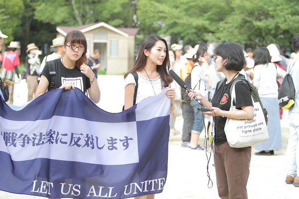 「SADL×SEALDs KANSAI『戦争法案』に反対する関西デモ」集合場所にて＝2015年7月19日、撮影・橋本正人