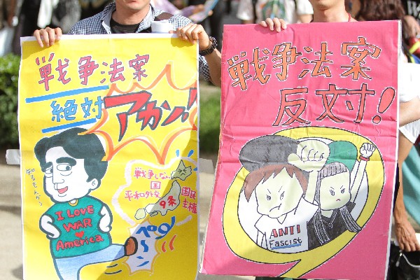 「SADL×SEALDs KANSAI『戦争法案』に反対する関西デモ」集合場所にて＝2015年7月19日、撮影・橋本正人