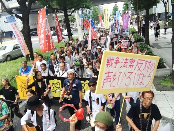 大阪市内で行われた「サウンドデモ」＝2015年7月5日、撮影・橋本正人