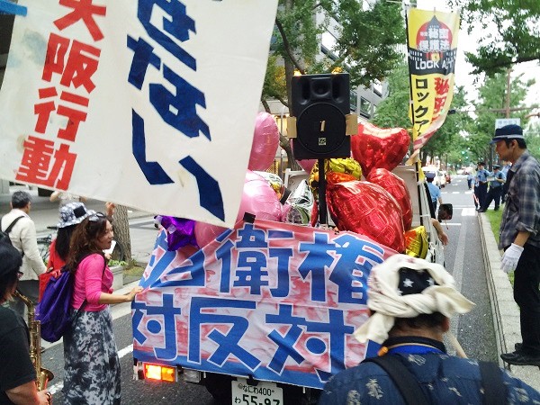 大阪市内で行われた「サウンドデモ」＝2015年7月5日、撮影・橋本正人