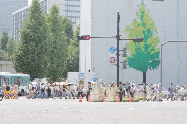 国会前に向かう人々の長い列＝2015年7月26日、撮影・橋本正人