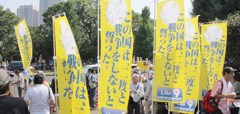 国会前抗議行動に参加した「FB憲法九条の会」＝2015年7月26日、撮影・橋本正人