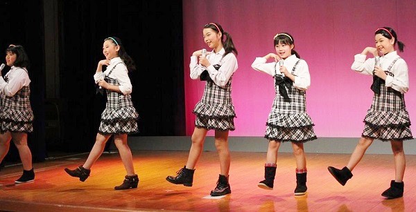 音楽劇「箱の中～オムニバスで贈る３つの物語～」より、小学生チームの「きっず★kocho」＝写真提供・劇団kocho