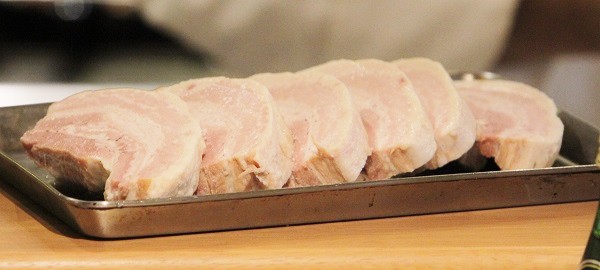 肉料理「豚バラ肉とキャベツの煮込み」の準備＝撮影・橋本正人