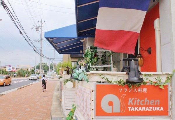 風にたなびくフランス国旗が目印＝撮影・橋本正人