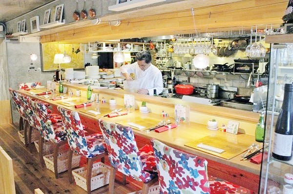 「アズキッチン宝塚」店内のカウンター席とキッチン＝撮影・橋本正人