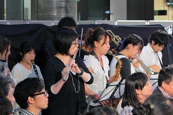 みづきさんの学生時代のお友だちから、歌と演奏のプレゼント＝撮影・橋本正人