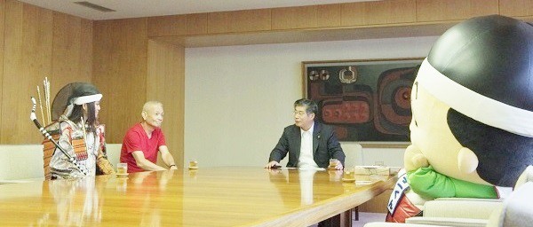 岡下勝彦・高松市議会議長にご挨拶＝2015年8月28日、撮影・狸爺さん