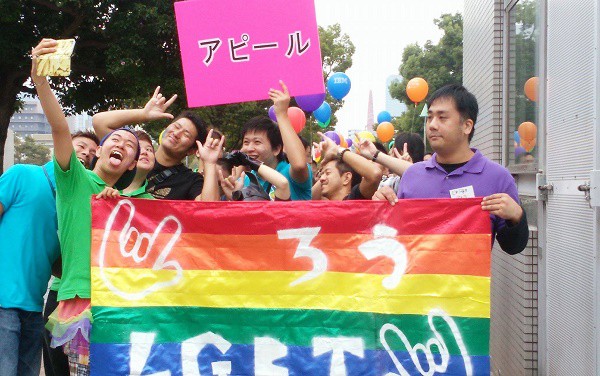 2015年10月10日「レインボーフェスタ！2015」パレードの先頭にはろうのLGBT当事者＝撮影・松中みどり