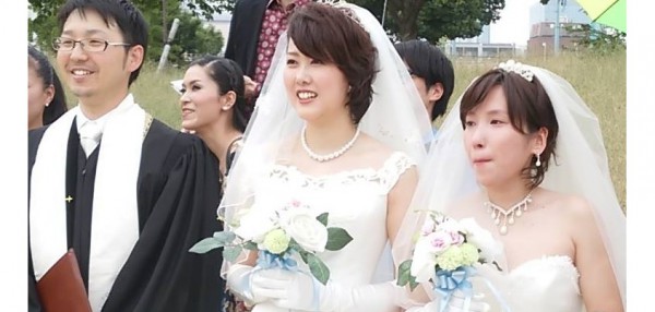 2015年10月10日「レインボーフェスタ！2015」にて　平等結婚式を終えたひとみさんと淳子さん＝撮影・松中みどり