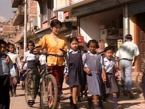 Yumi with students (c) “with…The Life of a Young Artist”