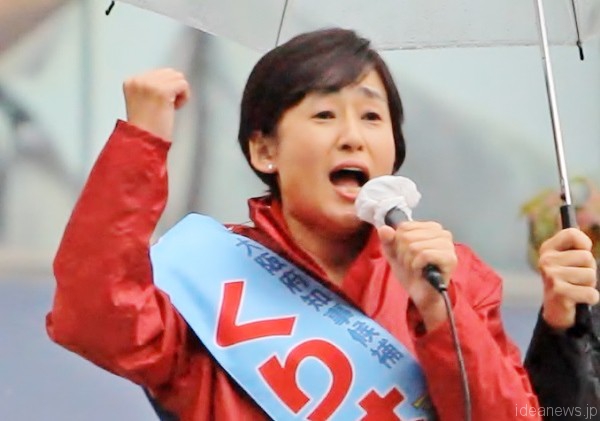 演説する栗原貴子・大阪府知事候補＝2015年11月18日、撮影：アイデアニュース・橋本正人