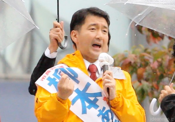 演説する柳本顕・大阪市長候補＝2015年11月18日、撮影：アイデアニュース・橋本正人