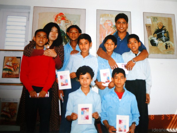 Yumi with students at her solo show “Living Tradition” in Kathmandu, Nepal, 1999