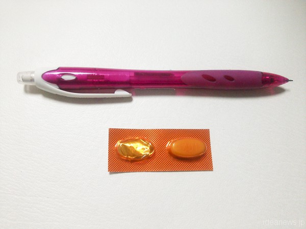 アザルフィジンEN錠500mg。シャープペンシルと比べてこの大きさ＝撮影・岩村美佳