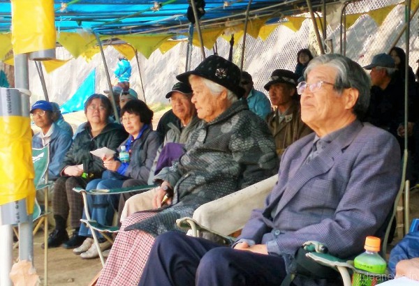 2016年3月28日、お芝居の次の日の辺野古ゲート前＝撮影・松中みどり