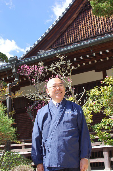 書院の横にある、山口さんお気に入りの梅の木の前＝撮影・狸爺