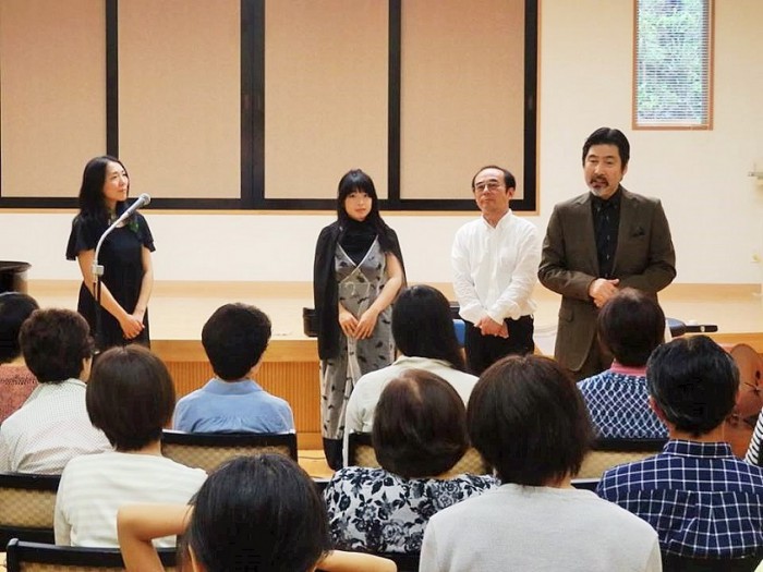 イベント終了後、挨拶される演者の皆さんです＝写真提供・星野ゆかさん