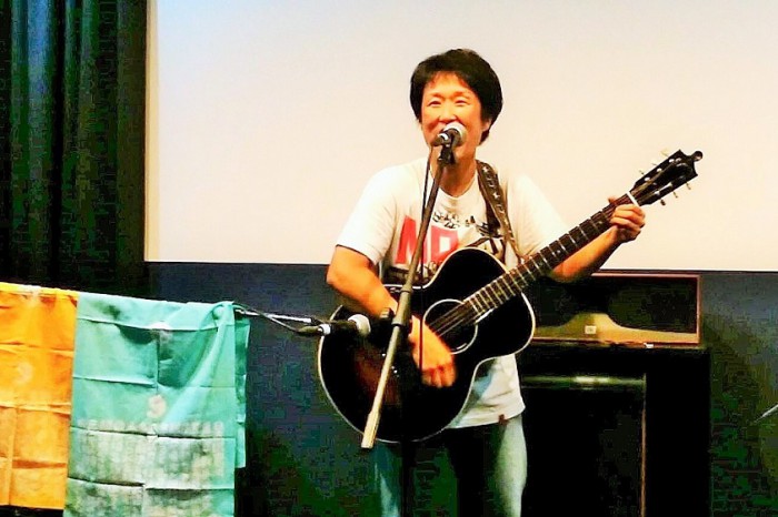 映画の主題歌も担当しているきむきがんさんのミニライブ＝撮影・松中みどり