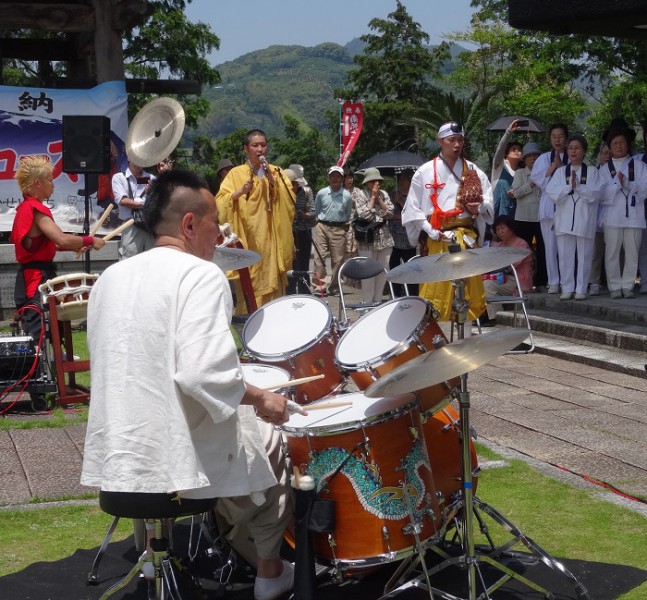 愛媛県龍光院にて（和太鼓奏者友岡氏と）＝写真提供・梶原徹也さん