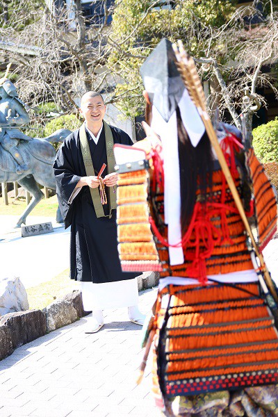 副住職さんも笑顔が眩しい…＝撮影・正宗