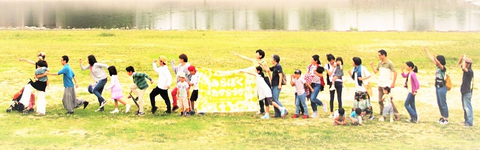 武庫川河川敷にて。さあ未来へ向かってすすむよ！＝写真提供・みらぼくたからづか（撮影・かぶもとみほ）