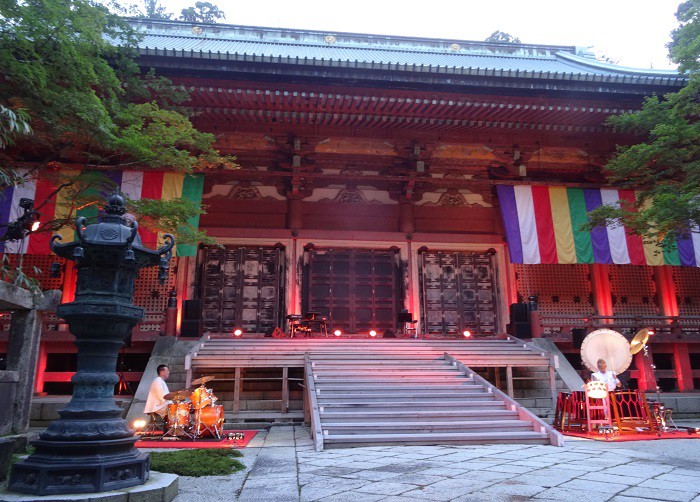 比叡山延暦寺根本中堂にて（和太鼓奏者友岡氏と）＝写真提供・梶原徹也さん