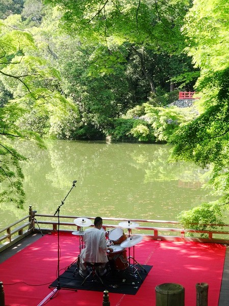 奈良県高鴨神社にて＝写真提供・梶原徹也さん