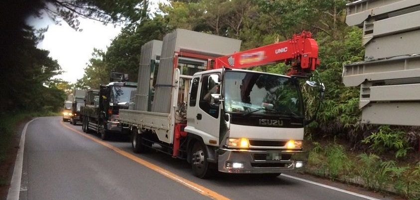 2016年7月11日の高江 選挙が終わった翌朝の6時、資材搬入の大型工事車両が入るところ＝Makoto YasuさんのFacebookページより