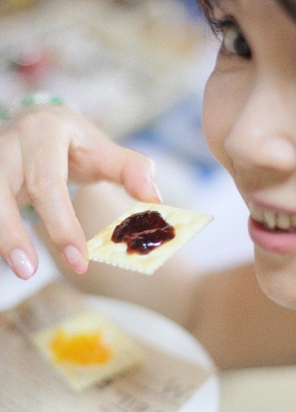 ハイビスカスジャムを試食＝撮影・橋本正人