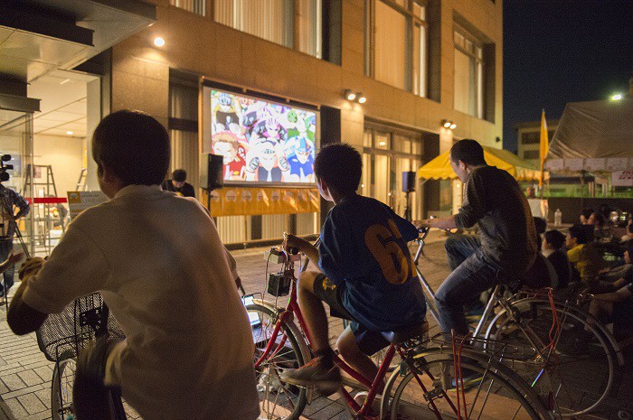 自転車発電上映会＝写真提供・なら国際映画祭