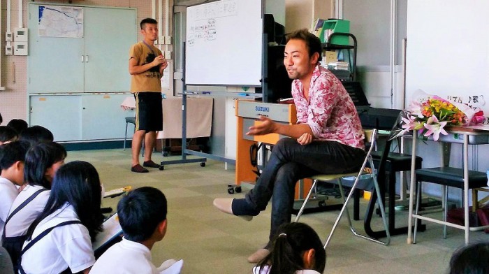 浜寺小学校6年生を前にする西川悟平さん＝撮影・松中みどり