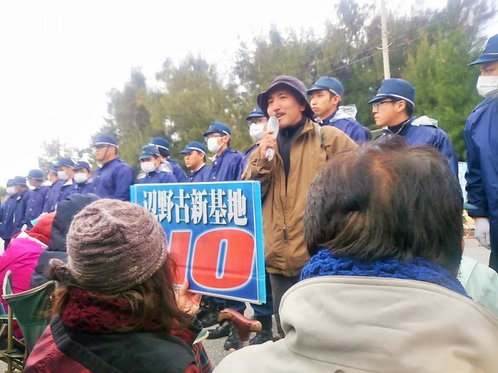 2017年2月10日辺野古ゲート前=撮影・松中みどり