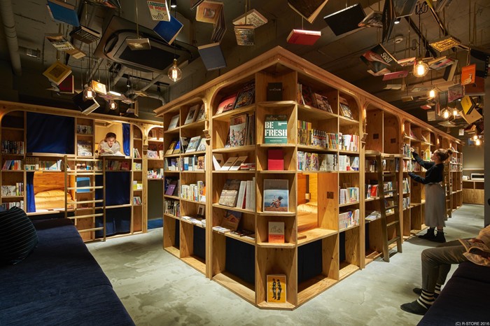 「BOOK AND BED TOKYO 京都店」のフロア＝写真提供：株式会社アールストア