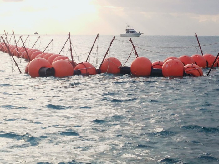 辺野古・大浦湾に出現したフロートは工事に抗議する人たちを阻むためのもの=撮影・松中みどり