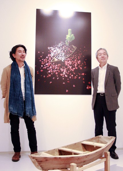 「Sacrifice―福島第一原発30km圏内の花たちが語る言葉」展覧会場にて＝撮影・桝郷春美