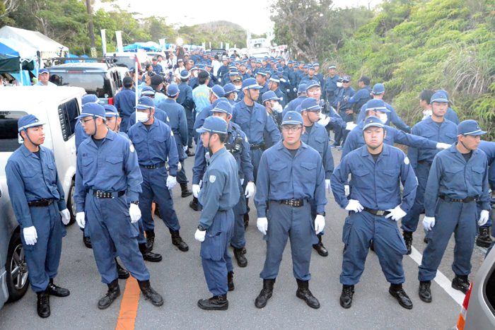 工事再開に向け現場入り口を制圧した機動隊員。一帯は紺一色に染まった＝2016年7月22日、東村高江、撮影・阿部岳