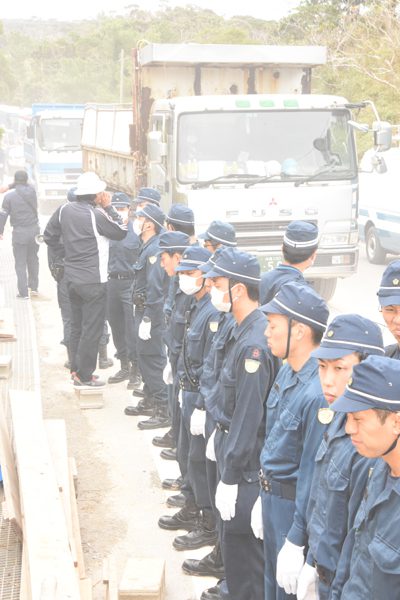 ヘリパッド工事には大量の土砂がいる。ダンプが通ると、警備の機動隊員も市民も砂まみれになった＝2016年11月28日、東村高江、撮影・阿部岳