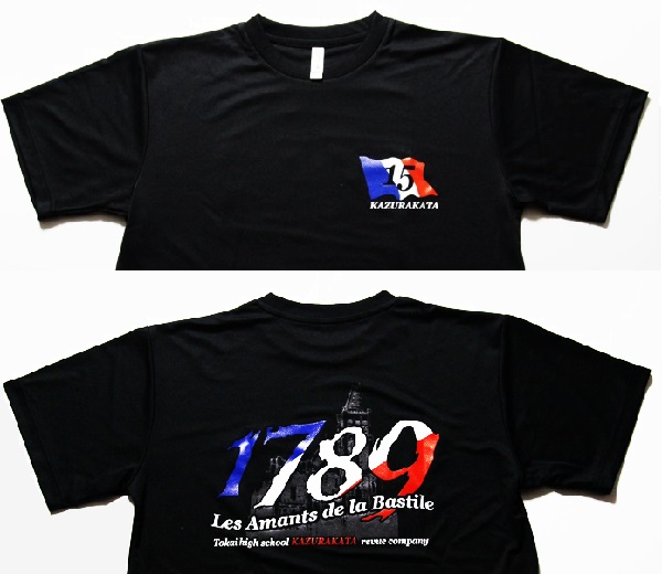 カヅラカタ歌劇団『1789 －バスティーユの恋人たち－』スタッフ用Ｔシャツの表（上）と裏＝アイデアニュース有料会員1名さまにプレゼント（Ｌサイズ）