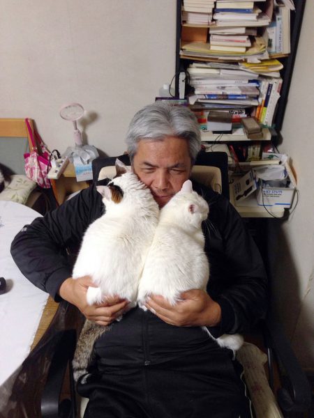 太田家の先住猫「しろ」（右）と一緒に、太田さんのひざに乗れるまでになった「ぽー」＝写真エッセイ『やさしいねこ　うちの ぽー』より