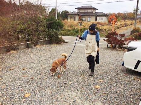 犬の散歩をする筆者＝撮影・赤間徹さん