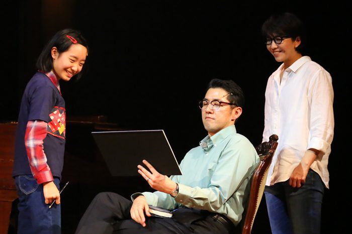 A NEW BROADWAY MUSICAL『FUN HOME ファン・ホーム ある家族の悲喜劇』より＝写真提供／東宝演劇部