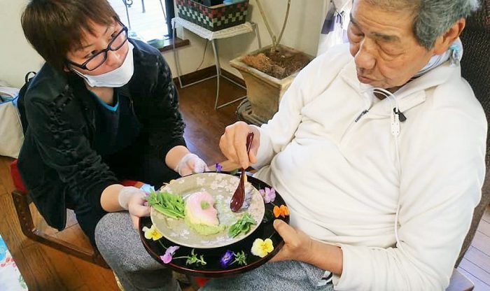 ジェントルスティムをつけたまま、食事をするEさん=撮影・松中みどり