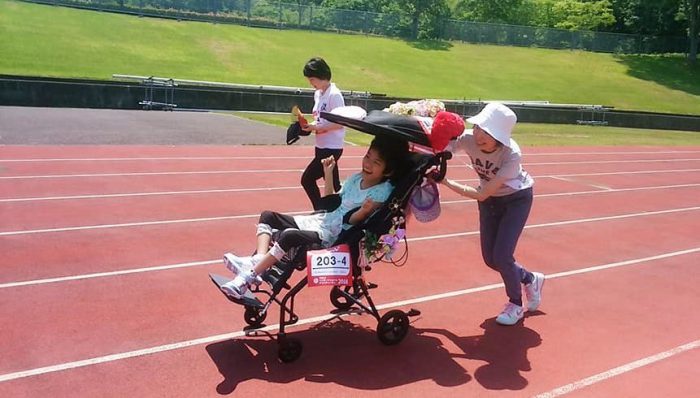 西田昭子さんと一緒に"走る”レノアちゃん＝撮影・松中みどり