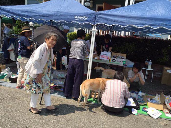 2016年の捜索災害救助犬応援バザーより＝写真提供・相良順子さん